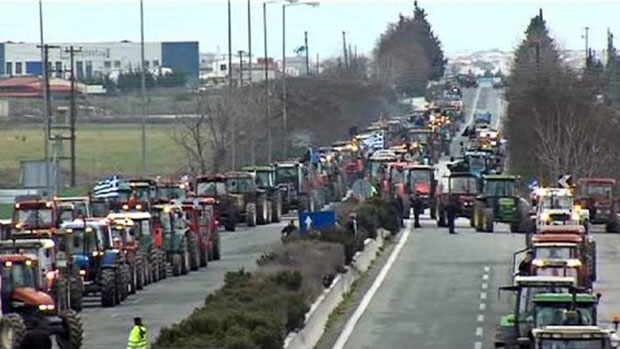 Euronews: Greek farmers block roads over prices and taxes