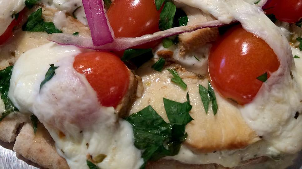 Greek Salad Pizza with Arugula and Grilled Chicken