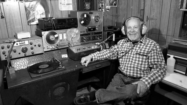 Peter Lambrou, Ellinikos Kosmos Radio