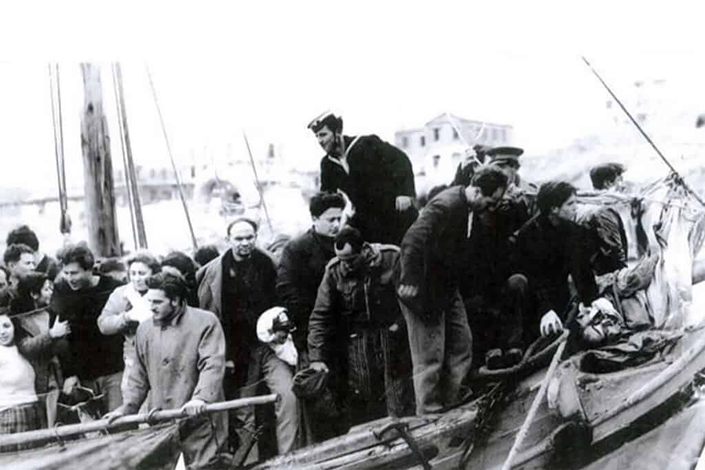 Survivors of the SS Heimara being brought ashore by Greek fishermen in 1947