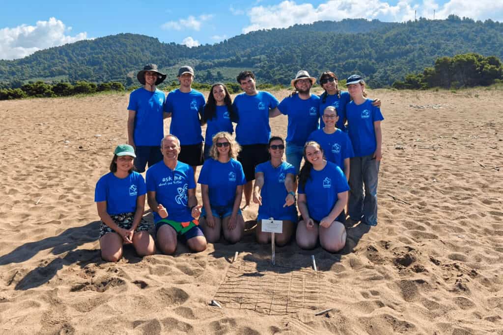 ARCHELON volunteers gathered on Kyparissia Beach during the 2025 nesting season.