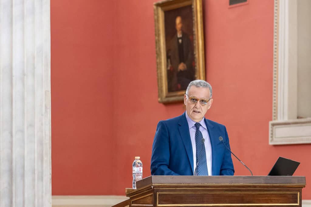 Professor Christos Arampatzis presents the digital archive management project for the Hellenic Institute of Venice at the University of Athens.