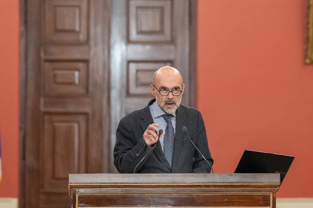Professor Vasileios Koukouzas, president of the Hellenic Institute of Venice, speaks at the project presentation in Athens.