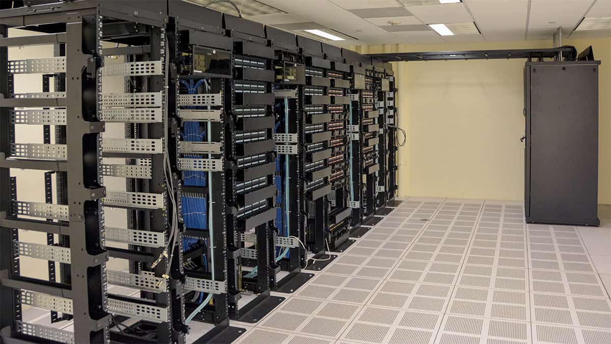 Server racks inside a modern data center, representing Greece’s growing focus on AI infrastructure, cloud services, and secure technology networks.