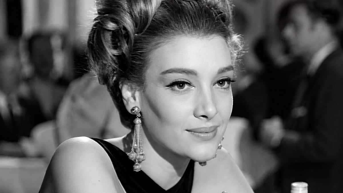 Maro Kontou in a black-and-white image from her early acting career.