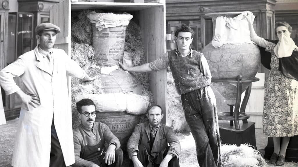Museum workers preparing a large Geometric amphora for concealment during World War II.